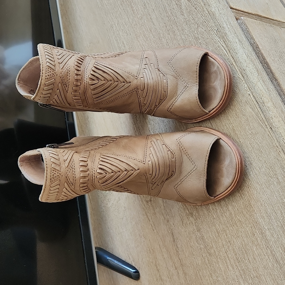 Vince Camuto open toe booties - size 8